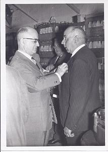 ORAN USINE D ECKMUHL REMISE DE LA MEDAILLE DU TRAVAIL A M. MANUEL SABUCO PAR M. BLAS GALIANA